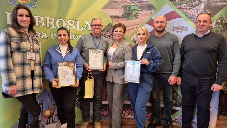 Von l nach r Anastasiia, Olga, JR, Lyudmila (Bürgermeisterin von Dobroslav), Oksana, Sasha, Assistent von Lyudmila.